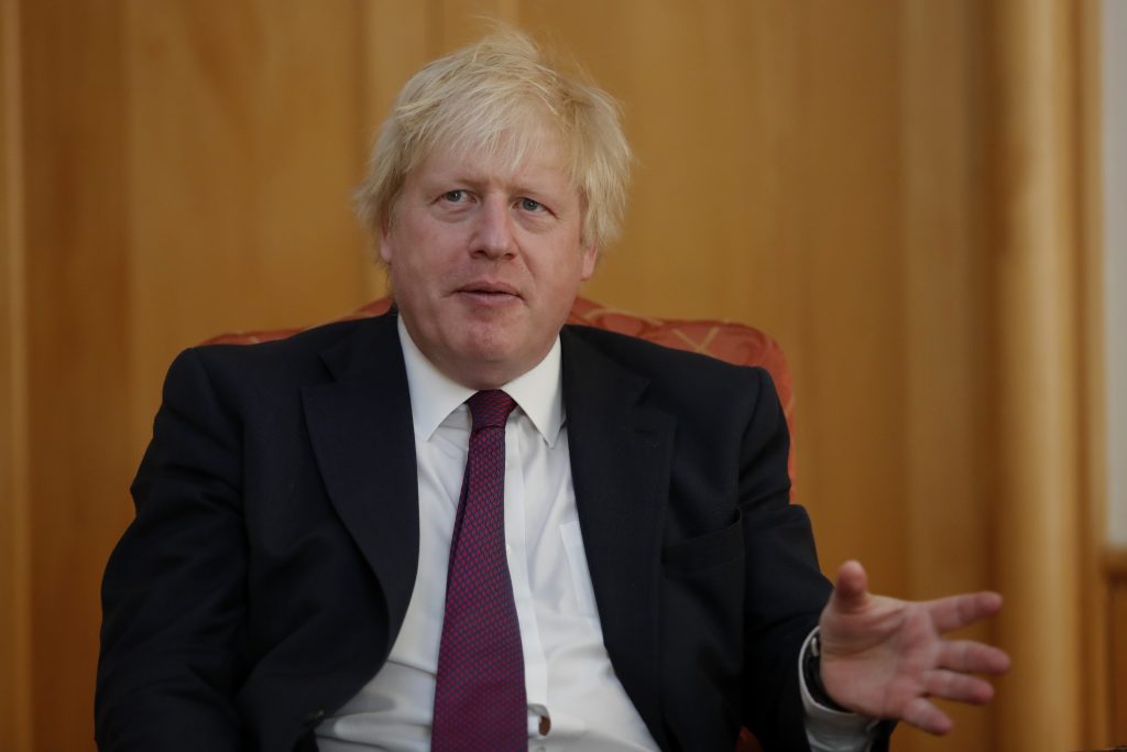 Johnson pide actuar “con precaución” tras retiro de restricciones en Inglaterra