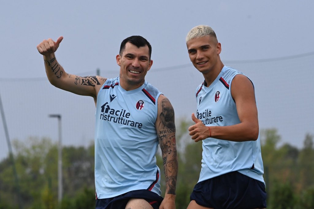 Gary Medel se integra al Bologna y en los próximos días decidirá su futuro