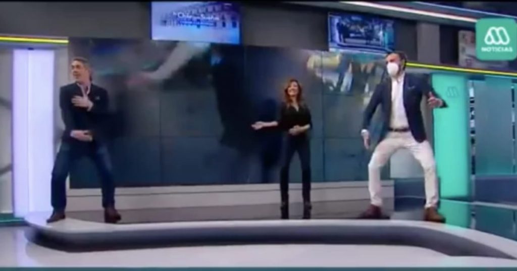 Periodistas de Mega protagonizaron hilarante momento tras interpretar el baile de “la reineta flaca”