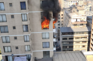 Incendio afecta a pisos 16 y 17 de edificio en Santiago Centro