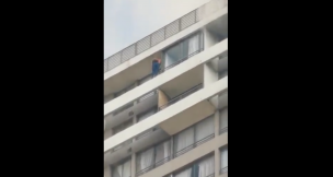 VIDEO | Se viralizan impactantes imágenes de una mujer escapando del incendio registrado en edificio de Santiago centro