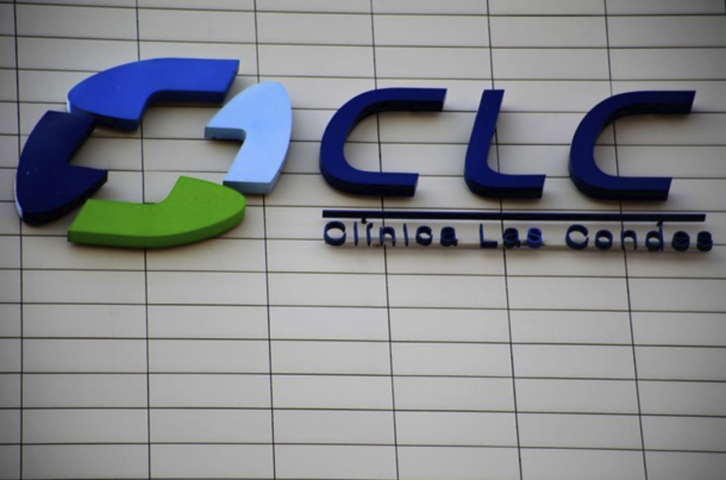 Califican como “inaceptable” tercera dosis del presidente de Clínica Las Condes