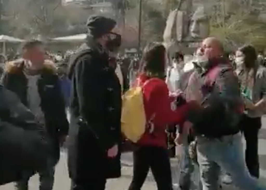 Videos registran “funa” a Giorgio Jackson en Plaza de Armas