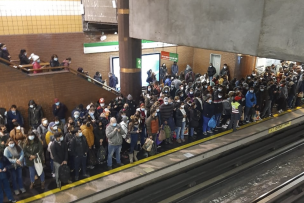 Reportan gran aglomeración de personas en Metro Baquedano