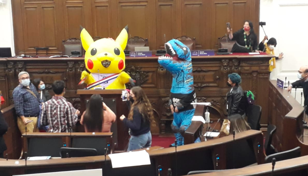 Giovanna Grandón llegó a la Convención Constitucional con disfraz de “Pikachu”: “Lo hice por la gente que ha sufrido tanto”
