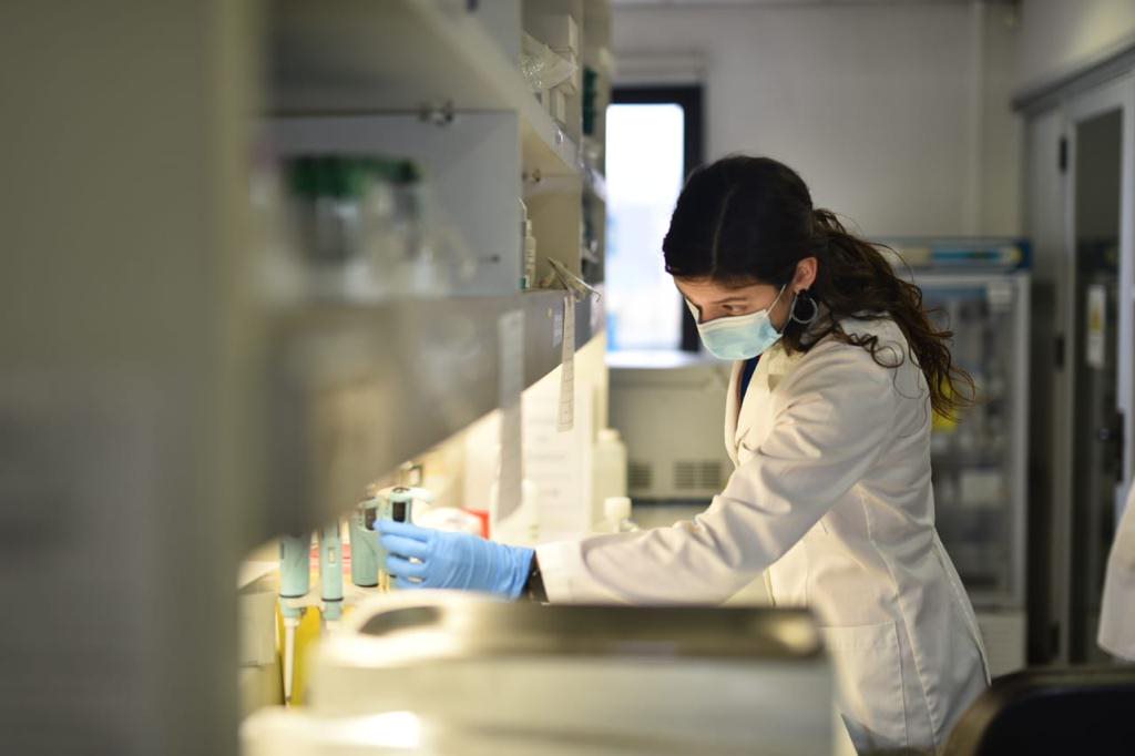 Casos diarios de ómicron se triplican en Reino Unido en últimas 24 horas