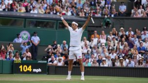 Roger Federer avanzó a octavos de final de Wimbledon y alcanzó histórico registro