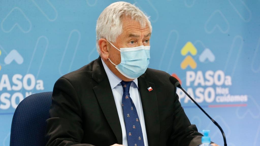 Ministro Paris: “No podemos obligar a las personas a vacunarse, porque fue aprobada en emergencia”