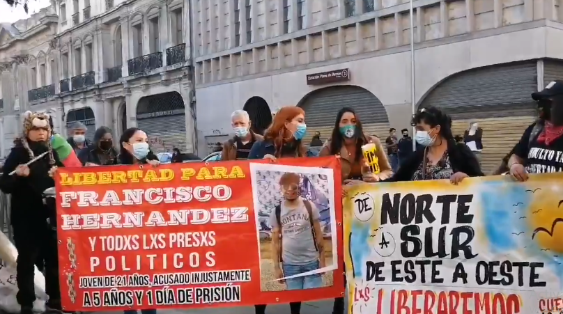 Se registran manifestaciones a las afueras del ex Congreso de Santiago