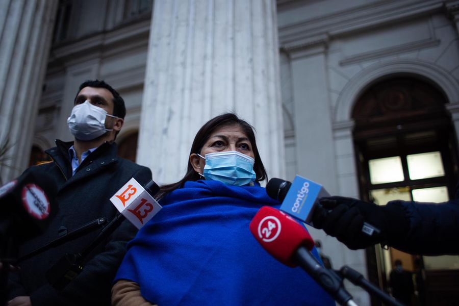 Acusan falta de condiciones: Loncón asegura que “convencionales han tenido que almorzar en las escaleras”