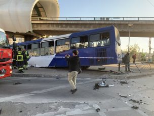 Macul: Transantiago queda colgando en Zanjón de la Aguada para evitar colisión con automóvil