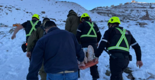 Carabineros y personal de emergencia rescató a personas que no tenían equipamiento en Farellones