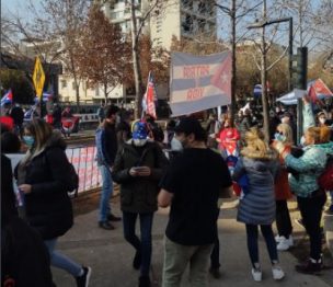 Protesta se registra en las afueras de embajada de Cuba en Chile