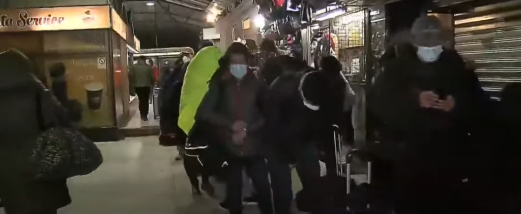 Largas filas se reportan en los terminales de Santiago en la previa del fin de semana largo