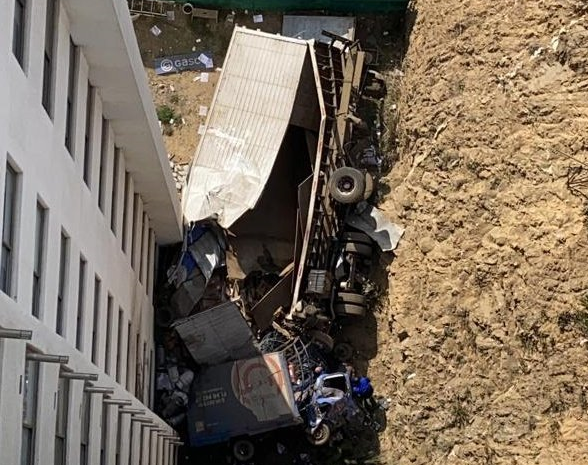 Una camioneta y dos camiones se desabarrancaron en Viña del Mar