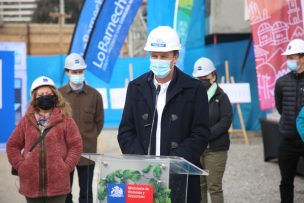 Ministro Felipe Ward junto a familias del ex campamento Juan Pablo II visitan casa piloto de su futuro proyecto habitacional en Lo Barnechea