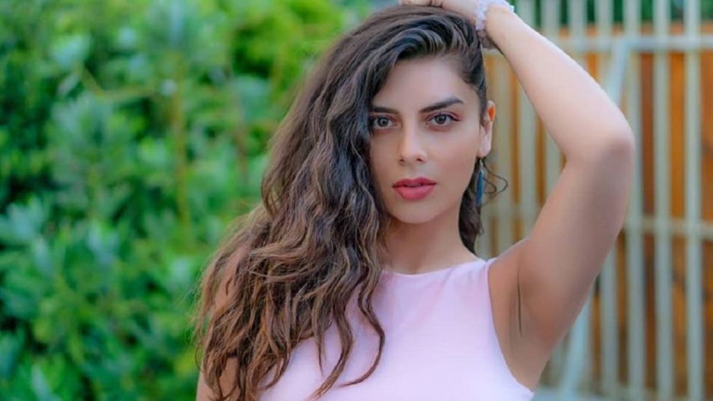 Kathy Contreras sorprende a sus fans con nuevo look veraniego