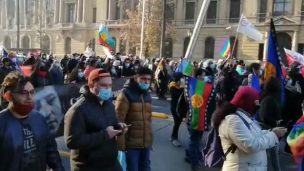 Manifestantes de Lista del Pueblo se reúnen en Plaza Baquedano: Marchan hacia el ex Congreso