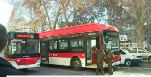 Atacan bus de sistema Red frente al Palacio de La Moneda