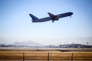 Mujer de 62 años murió al interior de un avión que iba aterrizar en aeropuerto de Santiago