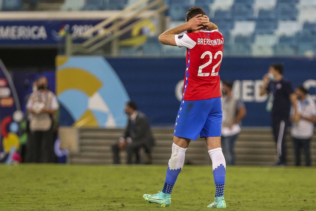 Tom Mowbray, entrenador de Ben Brereton: “Prefiero que marque goles para nuestro club, nosotros pagamos su salario”