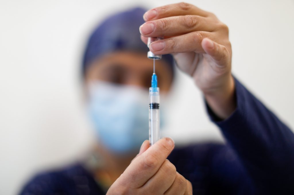 Covid-19: Argentina “no descarta” futura normativa que de “ventaja” a vacunados