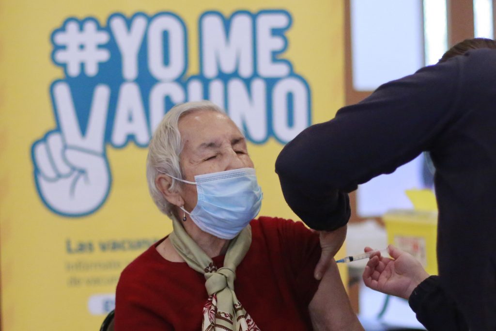 Dosis de refuerzo: Personas entre 70 y 71 años continúan en el proceso de vacunación Covid-19