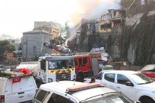 Valparaíso: Incendio afectó a cinco viviendas en cerro San Juan de Dios y tres bomberos resultaron con lesiones