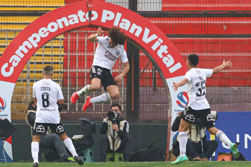 Colo Colo se impone a Unión Española y acecha al líder del campeonato