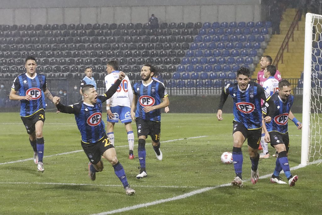 Huachipato se hace fuerte bajo la lluvia y se queda con el triunfo frente a Universidad Católica