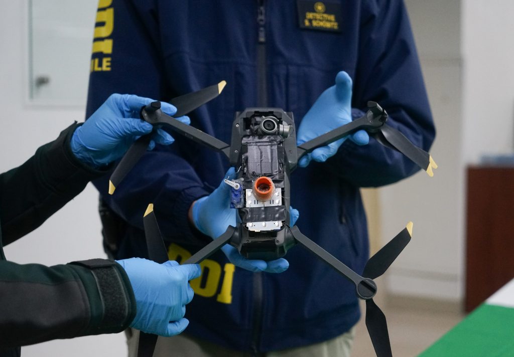 Banda que ingresaba droga con drones al penal Santiago Sur es desbaratada por la PDI