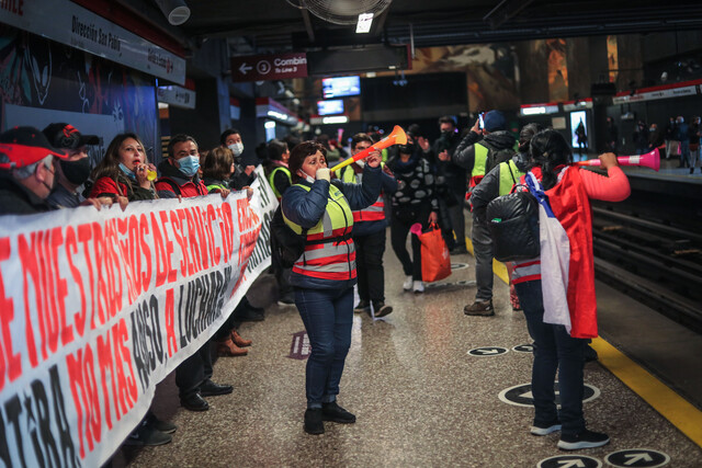 Trabajadores del Metro protestan al interior de estación La Moneda
