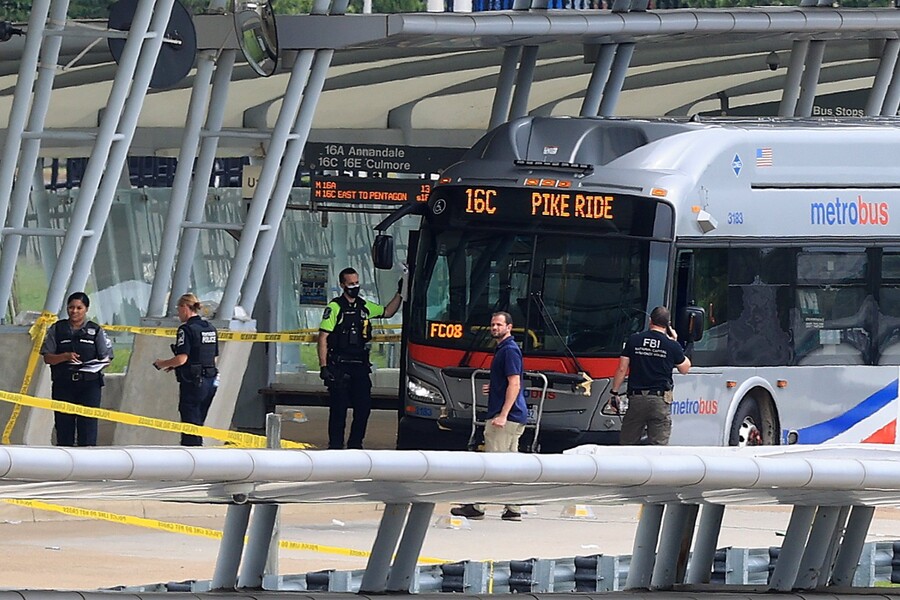 Muere un policía en un tiroteo en las inmediaciones del Pentágono de EEUU