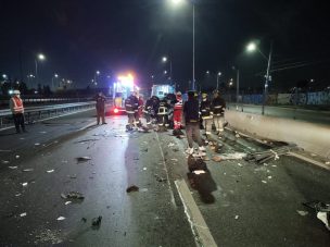 Accidente en Américo Vespucio deja cinco lesionados: Vehículo chocó con camioneta de servicio de la autopista