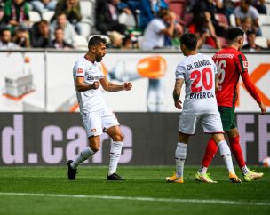 Bayer Leverkusen golea al Augsburgo con Charles Aránguiz como titular