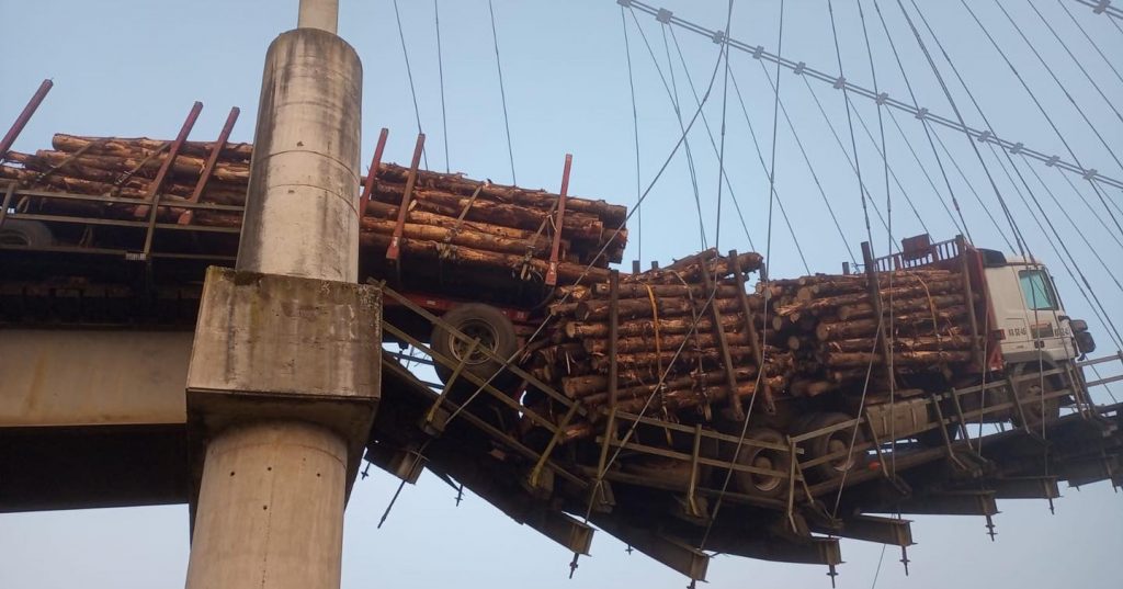 Camión de alto tonelaje quedó “colgando” tras colapsar puente Quillem en Carahue