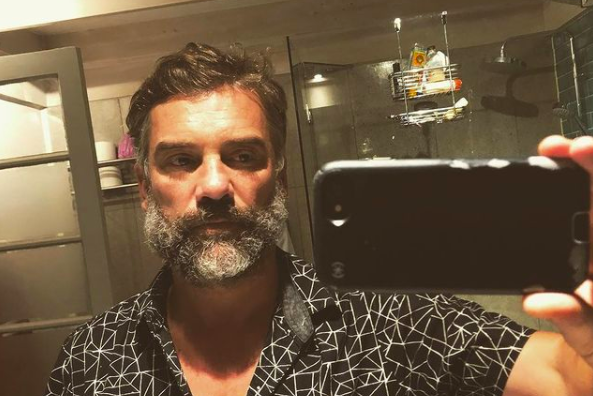 Así celebró el actor Diego Muñoz los 10 años de pololeo junto a su pareja