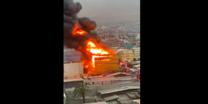 Se registra incendio en fábrica ubicada en el centro de Iquique