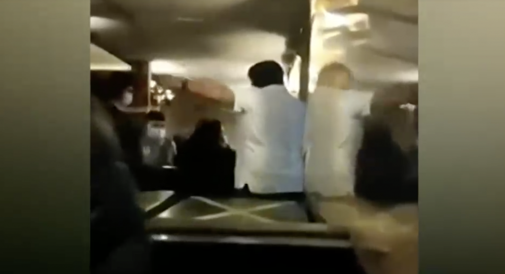 “¡Irresponsables de mier…!”: Se viraliza video de expulsión de clientes por no portar pase de movilidad
