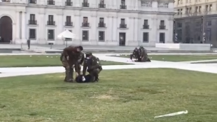 Estudiantes se encadenan y algunos sobrepasan reja perimetral de La Moneda