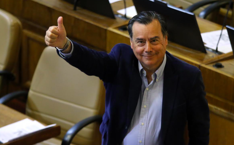 Diputado Urrutia llama a “no seguir dilatando” la aprobación del proyecto que prohíbe la fabricación de propaganda electoral con materiales no compostables