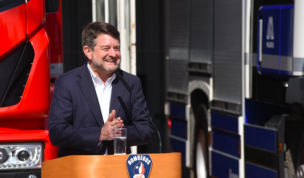 Gobernador Orrego lidera ceremonia de entrega de carros de bomberos a comunas de Puente Alto y Maipú