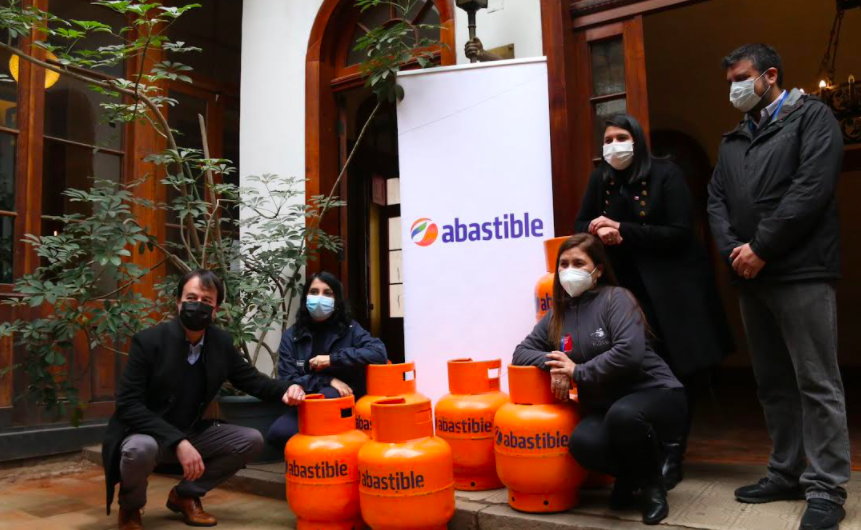 Ministerio de Desarrollo Social y Familia recibe donación que beneficiará a ELEAM y albergues del Plan Protege Calle