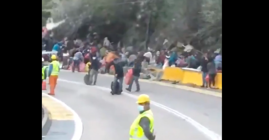 VIDEO | Insólito: Roban carga de chofer que murió tras volcar en su camión en Los Andes