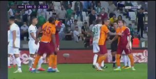 [Video] ¡Insólito! Jugador del Galatasaray agrede a su compañero en pleno partido