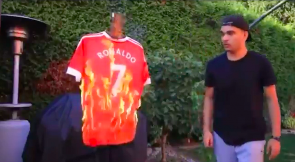 [Video] El fanático del año: hincha del United quemó camiseta de CR7 creyendo que iría al City