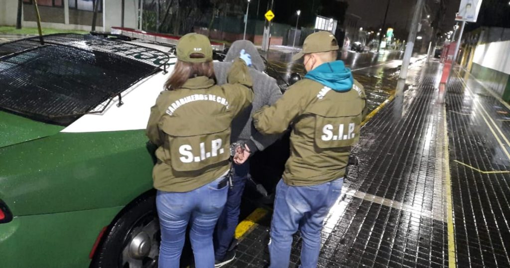 Detienen a dos jóvenes por el robo de un vehículo en El Bosque: Uno de los delincuentes tendría 15 años