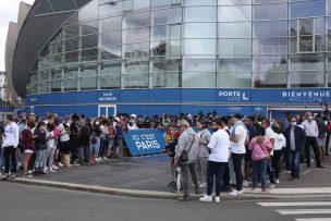 ¡Locura en Paris! Hinchas del PSG hacen guardia en el aeropuerto esperando a Lionel Messi