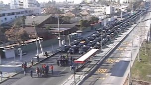 Taxis colectivos se toman Vicuña Mackenna en Puente Alto