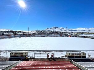 Nevazón sorprendió a los habitantes de El Salvador: Estadio El Cobre amaneció cubierto de blanco